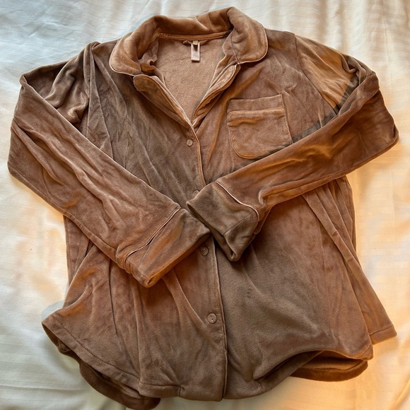 SKIMS Velour Button-down Sleepwear Top - Picture 2 of 8